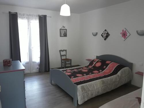 une chambre avec un lit et une chaise dedans dans l'établissement AGREABLE T4 centre D'AX-LES-THERMES, à Ax-les-Thermes