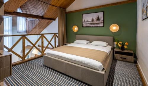 Postel nebo postele na pokoji v ubytování Drevny Grad Park-hotel