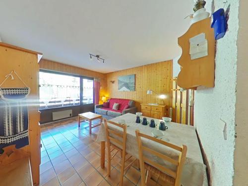 une cuisine et un salon avec une table et des chaises dans l'établissement Studio cosy 4 pers, centre village, parking, ascenseur, balcon - Le Grand-Bornand - FR-1-241-185, au Grand-Bornand