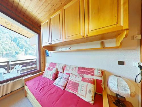 - un canapé dans une pièce avec fenêtre dans l'établissement Appt cosy 5 pers, 300m centre, parking, animaux admis - FR-1-241-85, au Grand-Bornand