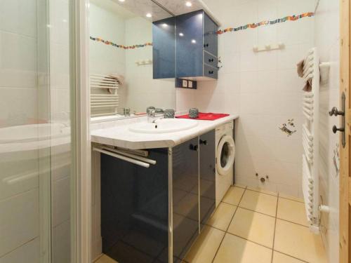 une salle de bain avec un lavabo et une machine à laver dans l'établissement Appt rénové 3 pièces, 6 couchages, proche centre, ascenseur, lave-vaisselle, lave-linge - FR-1-241-35, au Grand-Bornand