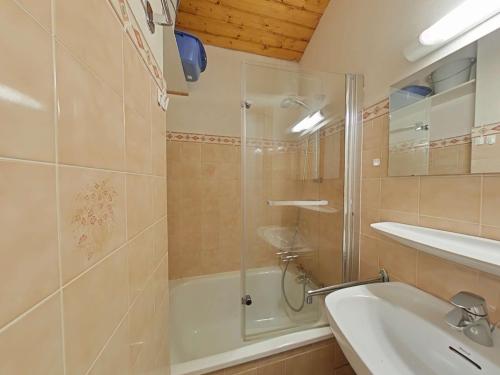 une salle de bain avec une douche, une baignoire et un lavabo dans l'établissement Appt cosy 5 pers, 300m centre, parking, animaux admis - FR-1-241-85, au Grand-Bornand