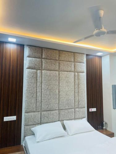 Una cama o camas en una habitación de Hotel Shri Goverdhan