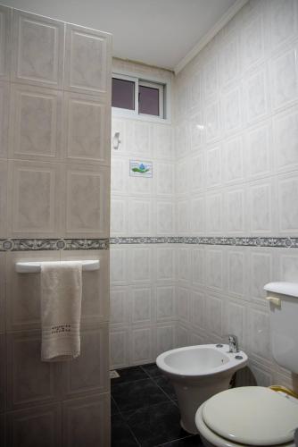 a bathroom with a toilet and a sink at Amanecer en las Piedras in Tandil