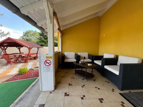 Ruang duduk di Flamingó Apartman Kiskunmajsa