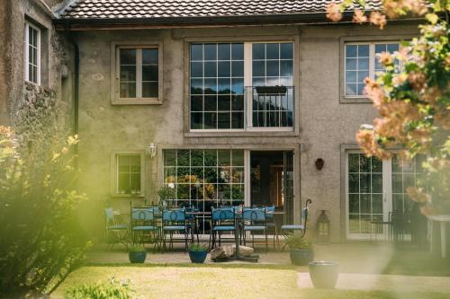 a house with a table and chairs in the yard at Maison Veyronne ferme rénovée avec piscine in Dizy