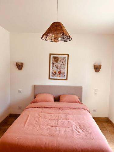 une chambre avec un lit avec une couette rouge dans l'établissement Gîte du dousset, à Esclottes