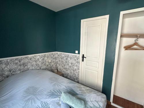 - une chambre avec un lit et une porte blanche dans l'établissement Le Cosy, à Dijon