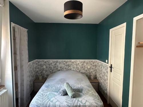 un lit dans une chambre avec un mur végétal dans l'établissement Le Cosy, à Dijon