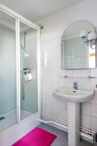 une salle de bain avec un lavabo et une douche dans l'établissement Large house in southern Burgundy, à Lalheue