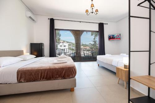 スパタにあるStone Palace Hotel Near Athen's Airport Free Shuttle From and to Athen's Airportのベッドルーム1室(ベッド2台付)、バルコニーが備わります。