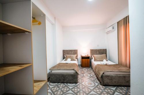 Llit o llits en una habitació de KURTI Hotel