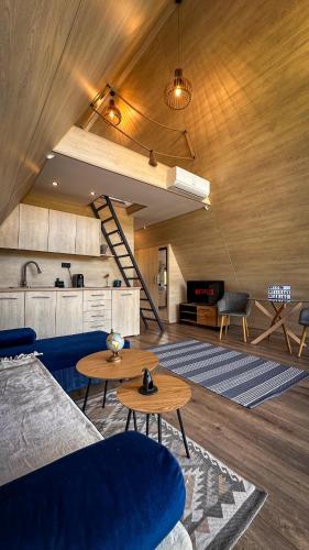 Ruang duduk di Holiday Cabins