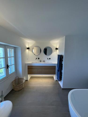 une salle de bain avec une baignoire, un lavabo et un miroir dans l'établissement Splendide authentique Mas, à Cabris