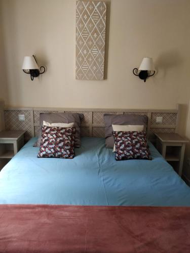 - une chambre avec un lit bleu et 2 oreillers dans l'établissement Les Coteaux B10, Maison T3 climatisée dans le domaine du golf de Pont Royal, 6 pers maxi, à Mallemort