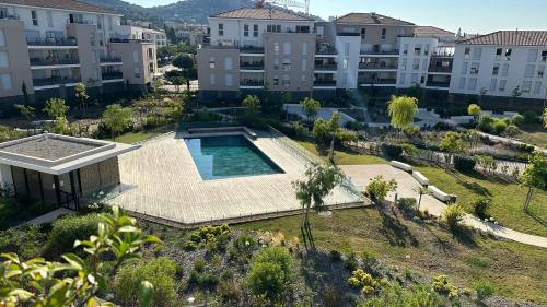 une vue aérienne d'un complexe d'appartements avec piscine dans l'établissement Symphonie Sur Parc, à Hyères
