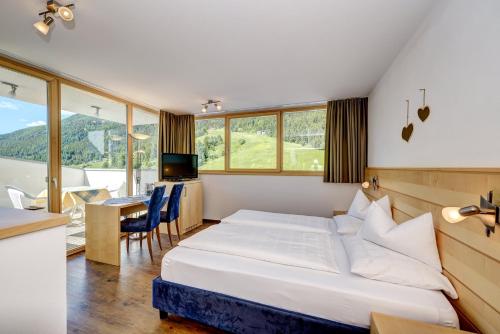 Postel nebo postele na pokoji v ubytování Garni Apparthotel St Valentin