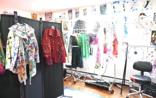 un magasin de vêtements avec beaucoup de vêtements exposés dans l'établissement Starry Art Room , West NY near NYC, à West New York