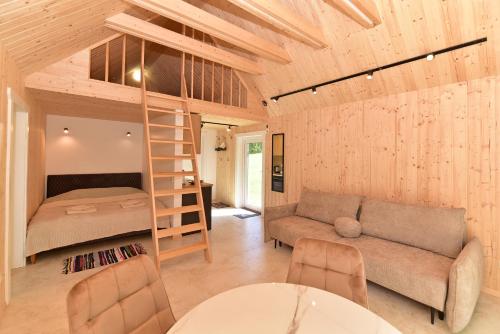 un soggiorno con letto a castello e divano di Kiauklių oazė a Kiaukliai