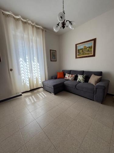 a living room with a blue couch and a window at Lemon Garden Home in Rome