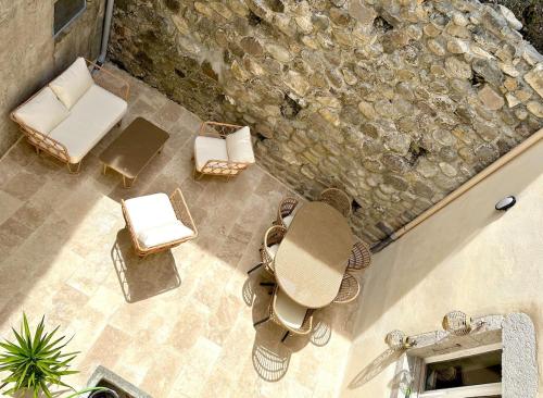 vistas a un patio con sillas y mesa en Gîte du Hameau, en Vogüé