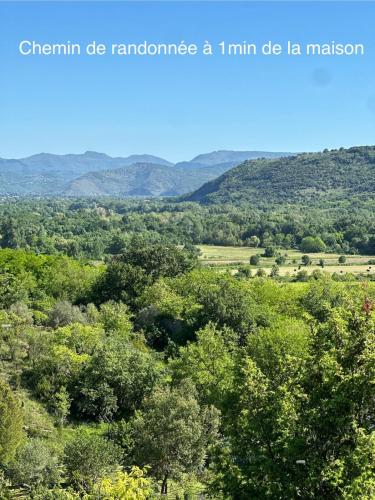 Una vista de un bosque con montañas al fondo. en Gîte du Hameau, en Vogüé