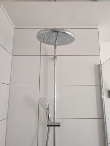 une douche avec une pomme de douche à côté d'une douche dans l'établissement Les Cypres, à Roquebrune-sur Argens