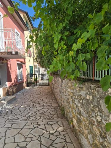 Photo de la galerie de l'établissement Studio Apartman Blue Sky, à Senj