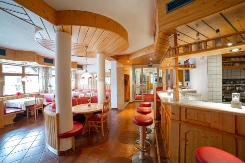 Un restaurante u otro lugar para comer en Hotel Alpenblick