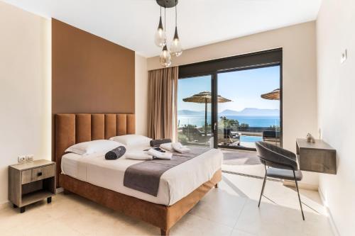 ein Schlafzimmer mit Bett und Blick auf das Meer in der Unterkunft Ionian Hospitality Resort Suites & Villas in Nikiana