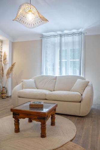 a living room with a couch and a coffee table at Les chambres de la Marquise in Martel