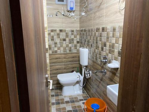 een badkamer met toilet en wastafel bij Hotel star in Rānchī