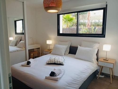 Ένα ή περισσότερα κρεβάτια σε δωμάτιο στο VILLA ALAÏA neuve avec piscine, pétanque proche plage et golf