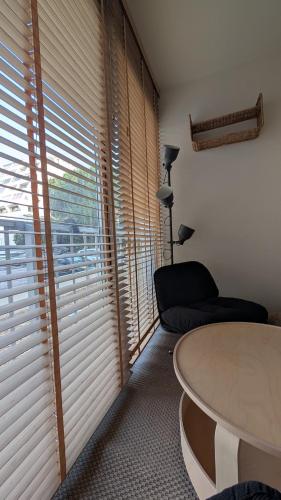 un salon avec une table et une grande fenêtre dans l'établissement La mer à deux, à La Grande Motte