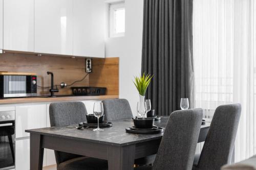 a dining room table with chairs and a kitchen at Domloge Lofts & Apartments in Cologne