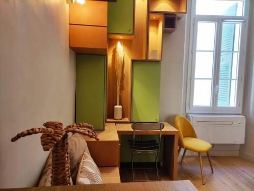 - une chambre avec des murs verts et orange et un bureau dans l'établissement Superb central apartment, air-conditioned, parking, à Saint-Tropez