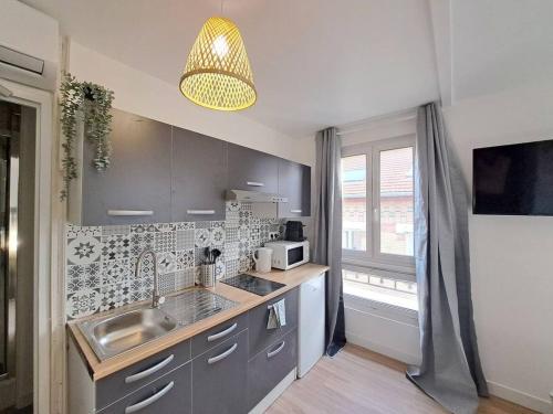 une cuisine avec un évier et un plan de travail dans l'établissement Bologne - 2 People - Paisible- Centre-ville, à Reims