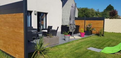 une cour avec une clôture et une pelouse dans l'établissement Ker a lévénez, à Cancale