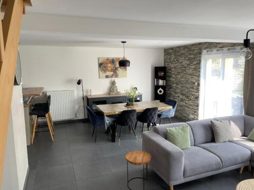 un salon avec un canapé et une table dans l'établissement Ker a lévénez, à Cancale