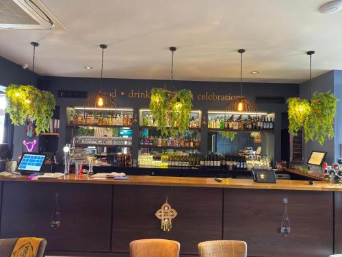 Lounge nebo bar v ubytování Douglas Arms Hotel