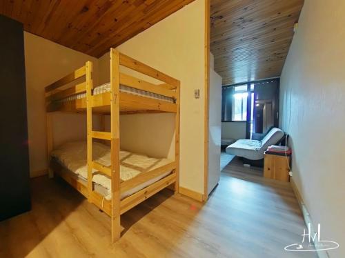 - une chambre avec des lits superposés dans l'établissement Le Chitelet, vue montagne appt 215, à La Bresse