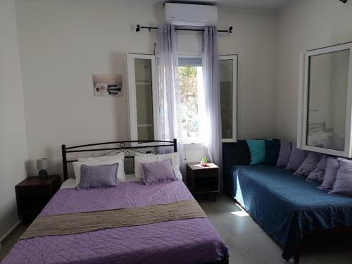 a bedroom with two beds and a window at Casa Riva in Ríva