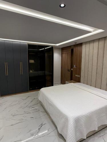 a bedroom with a large white bed in a room at Appartement kissariya luxury in Nador