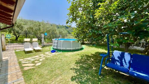 Un jacuzzi en un patio con sillas y un árbol. en Olive Garden House, en Izola
