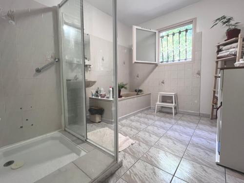 une salle de bain avec douche et lavabo dans l'établissement Villa Pescalune, à Lunel