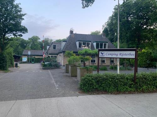 a street sign in front of a house at Groot hoek Chalet met Airco ,Wasmachine, Vaatwasser,Droger en luxe keuken en zwembad op camping! Immer Besser! in Rijs