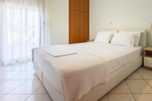 Postel nebo postele na pokoji v ubytování Kallikratia Suites 3