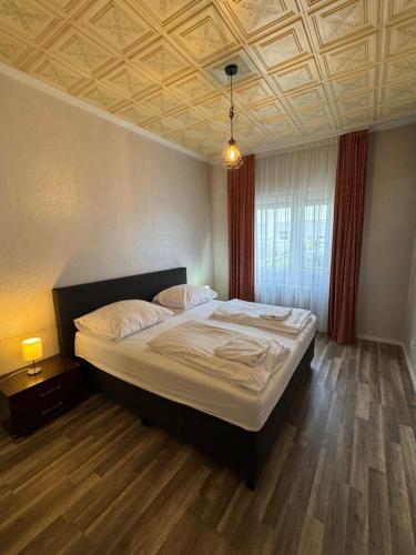 Postel nebo postele na pokoji v ubytování Cologne Apartments, direkt am Dom Zentrum großes 3 Zimmer Studio 50 qm