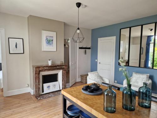 Elle comprend un salon doté de murs bleus et d'une cheminée. dans l'établissement Le Bois, à Honfleur