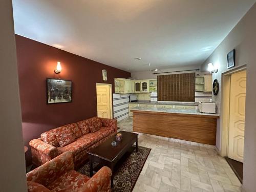 Кухня или мини-кухня в Bhurban Hill Apartments

